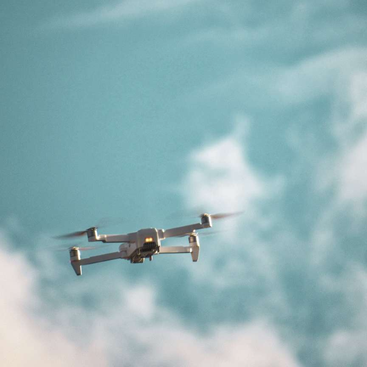 Imagem de um drone no céu